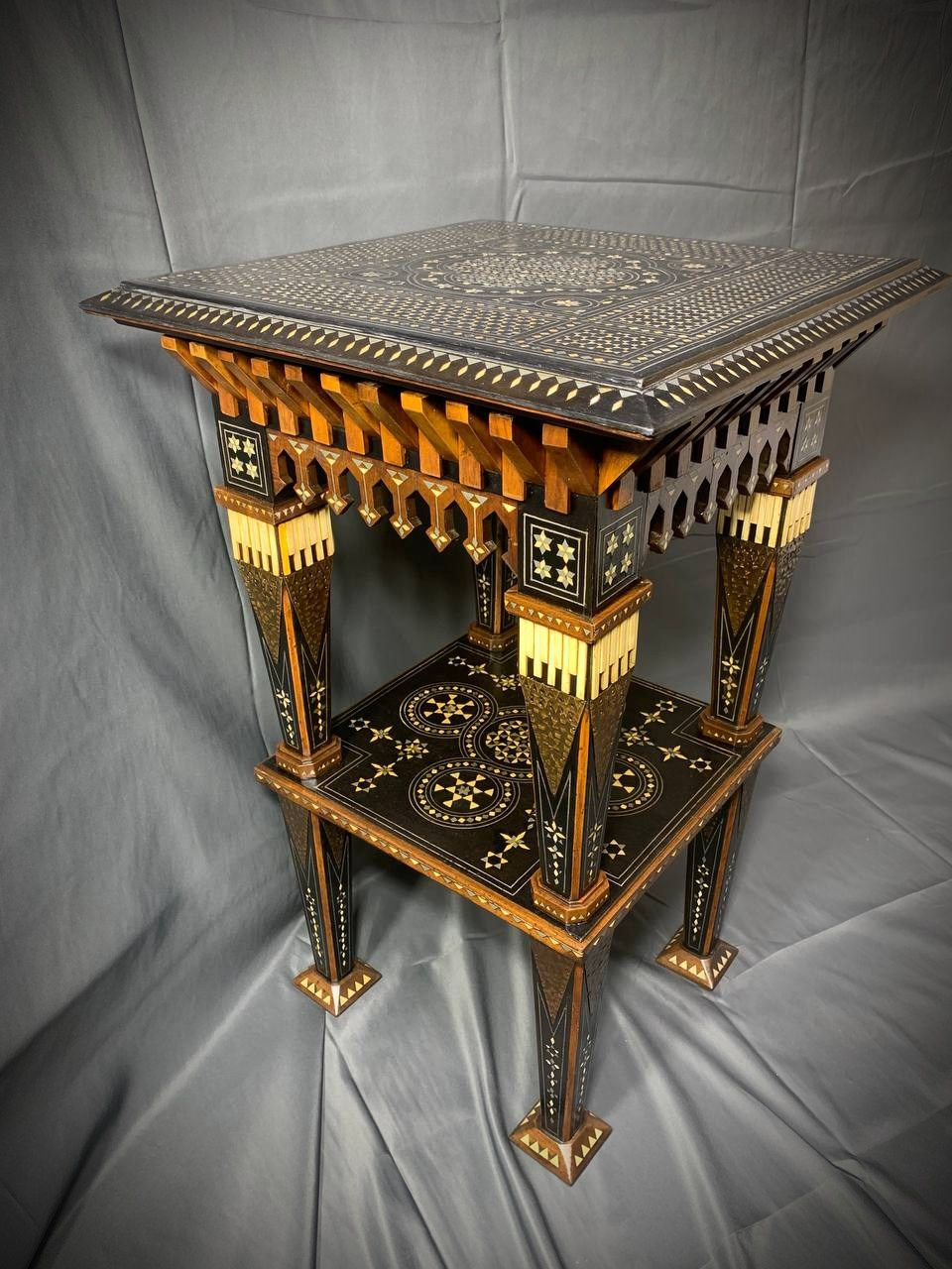 Стол Carlo Bugatti 1900 года, инкрустированный оловом, костью и медью, шпоном эбена.