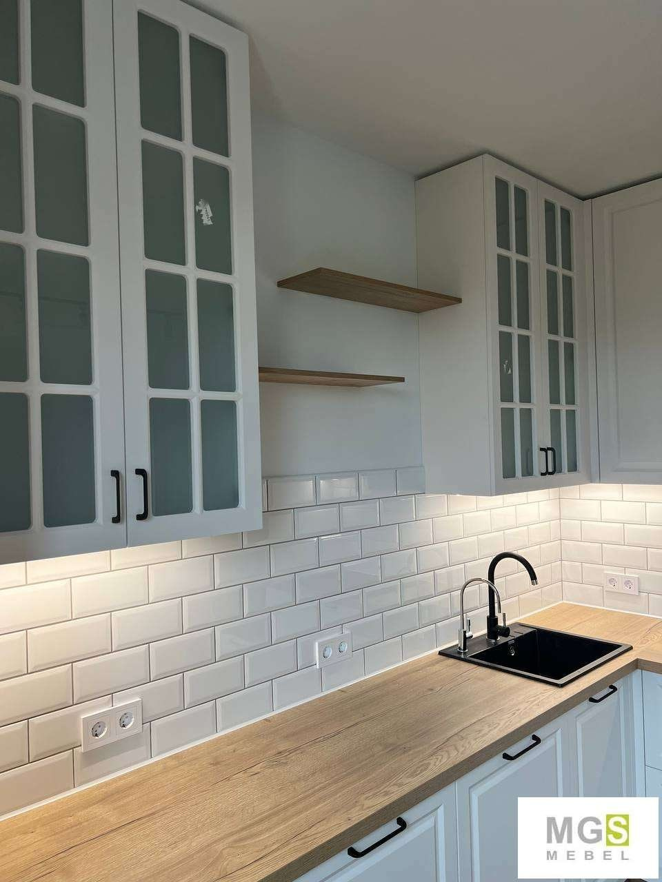 Кухня в белом цвете от производителя MGC мебель под заказ в Ростове