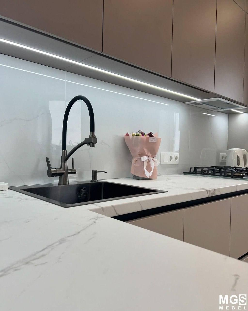 Рабочая поверхность кухонного гарнитура в светлом цвете