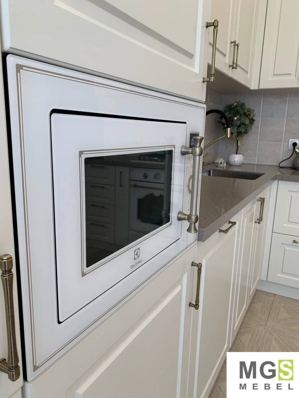 Встроенная кухонная мебель и техника в светлом 