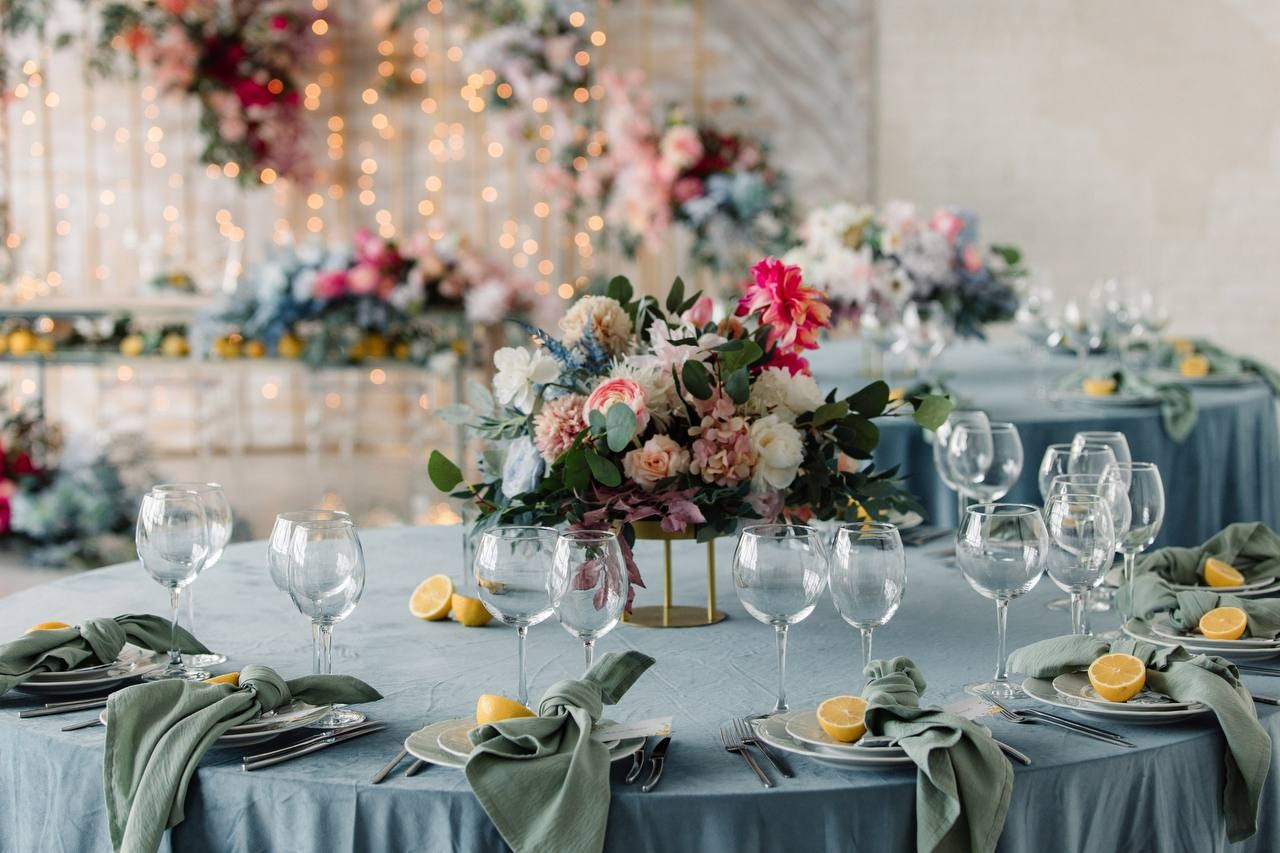 Яркий декор с использованием фруктов и овощей. Подрядчики и друзья сети свадебных площадок House for wedding