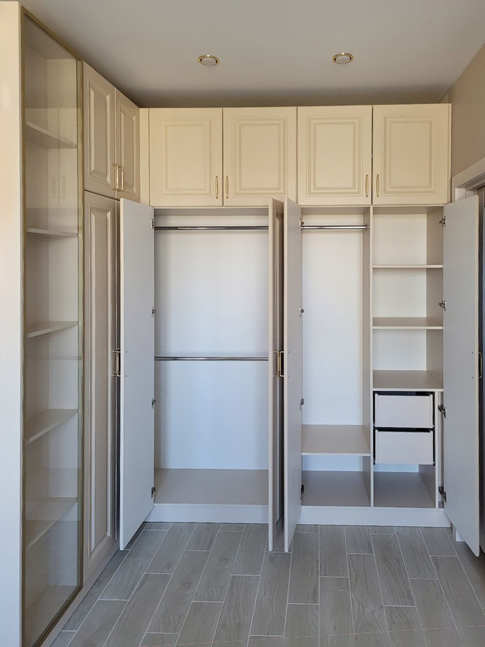 Шкафы, гардеробные и прихожие на заказ в Евпатории. Мебель на заказ в Евпатории