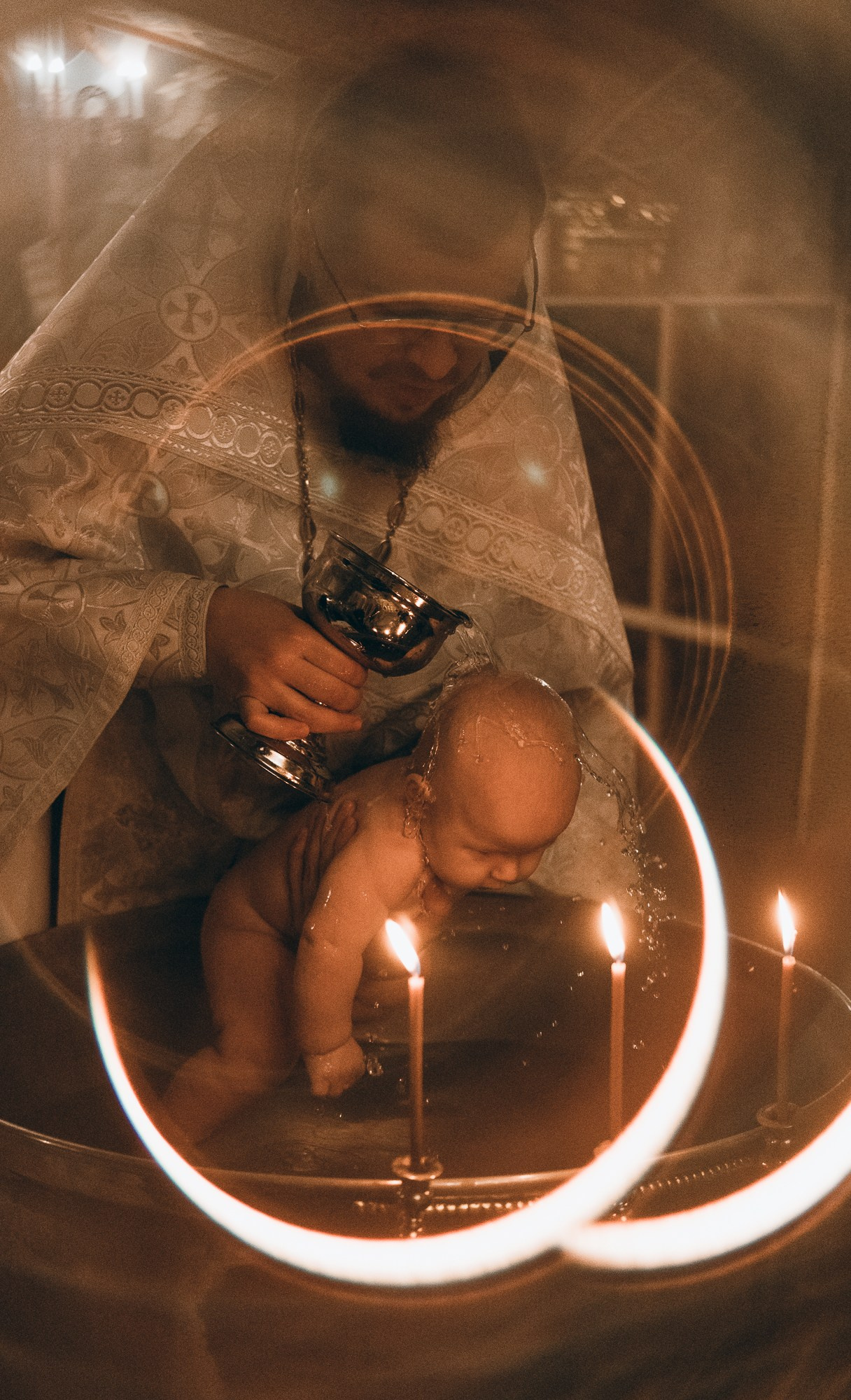 Фотосессия Таинства Крещение в Москве - ритуал в купеле младенца