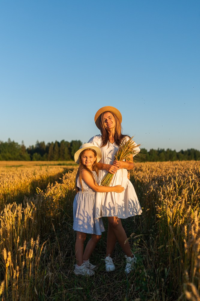 Поле, закат и наши улыбки. Фотограф Мария Ковкова