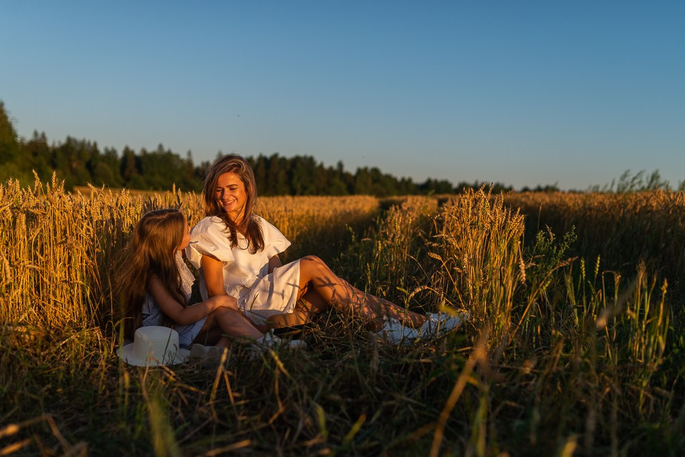 Поле, закат и наши улыбки. Фотограф Мария Ковкова