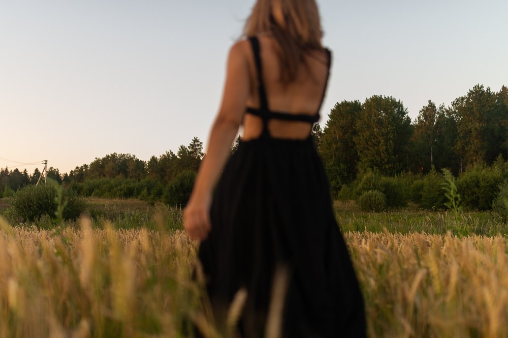 Поле, закат и наши улыбки. Фотограф Мария Ковкова