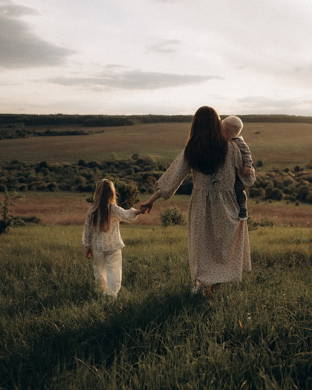 Мама с детьми / поле