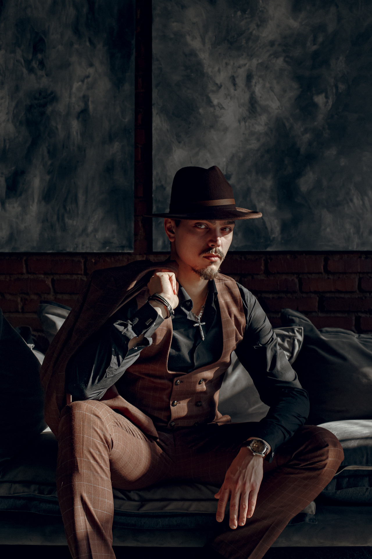 мужской  портрет ,костюм,острые козырьки,шляпа