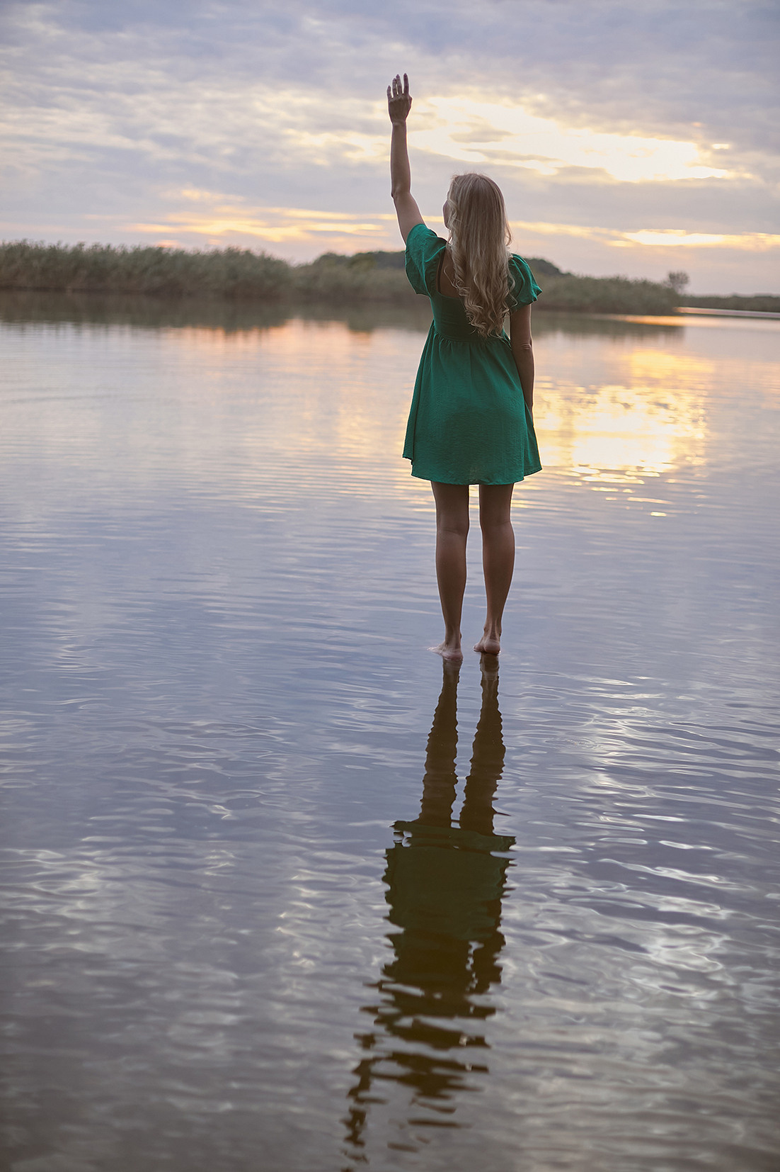 Девушка в зеленом платье стоит на закате на воде в реке. Фотограф. Тимашевск. Кубань. Краснодарский край. Москва. Фотограф в Москве.