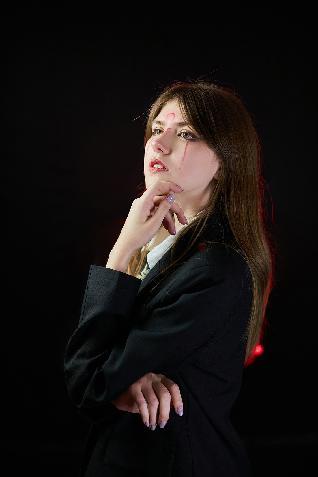 Девушка-призрак с иероглифами на лице на черном фоне. Фотограф. Тимашевск. Кубань. Краснодарский край. Москва. Фотограф в Москве.