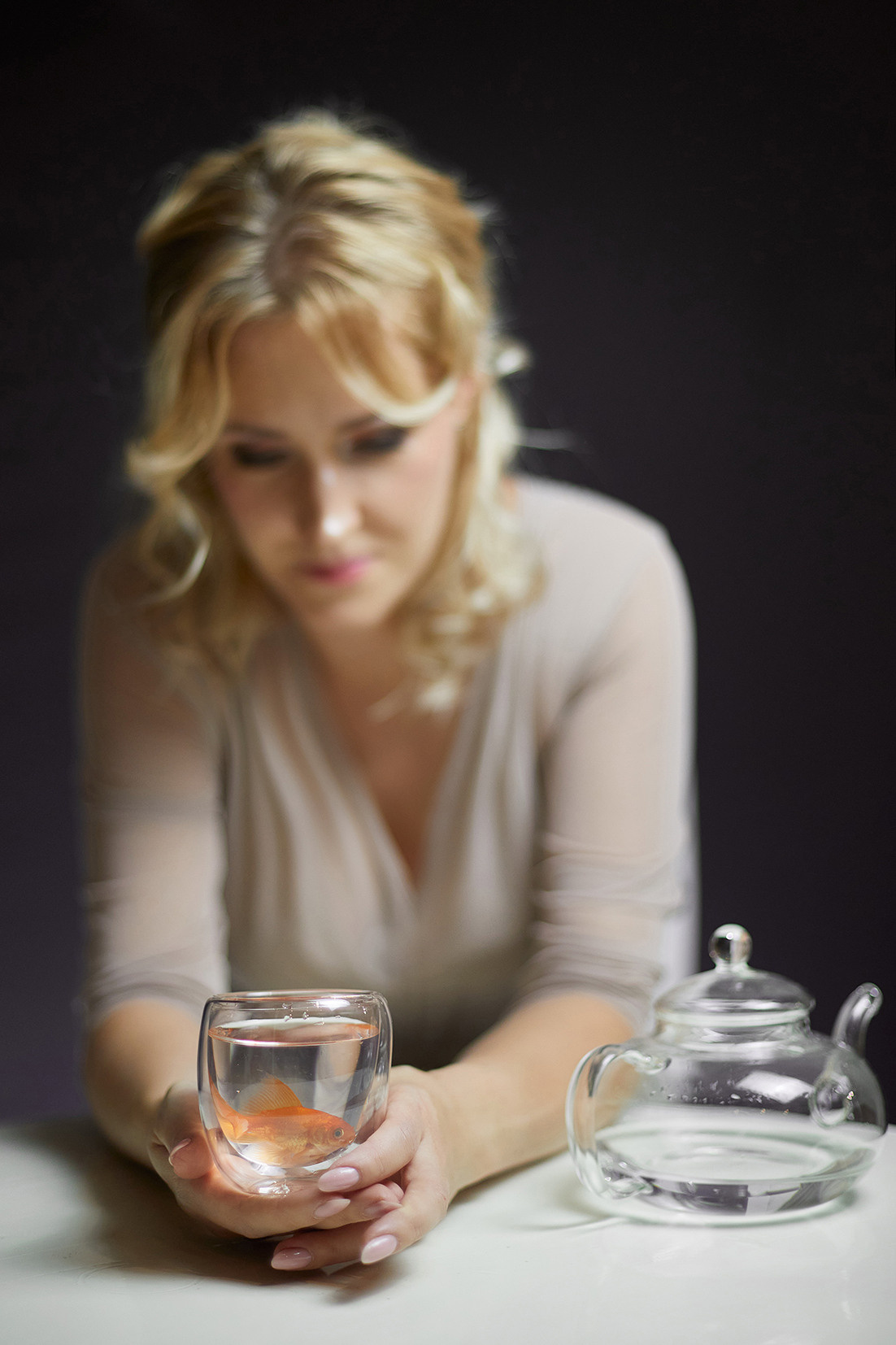 Красивая девушка с золотой рыбкой в чайнике. Фотограф. Тимашевск. Кубань. Краснодарский край. Москва. Фотограф в Москве.