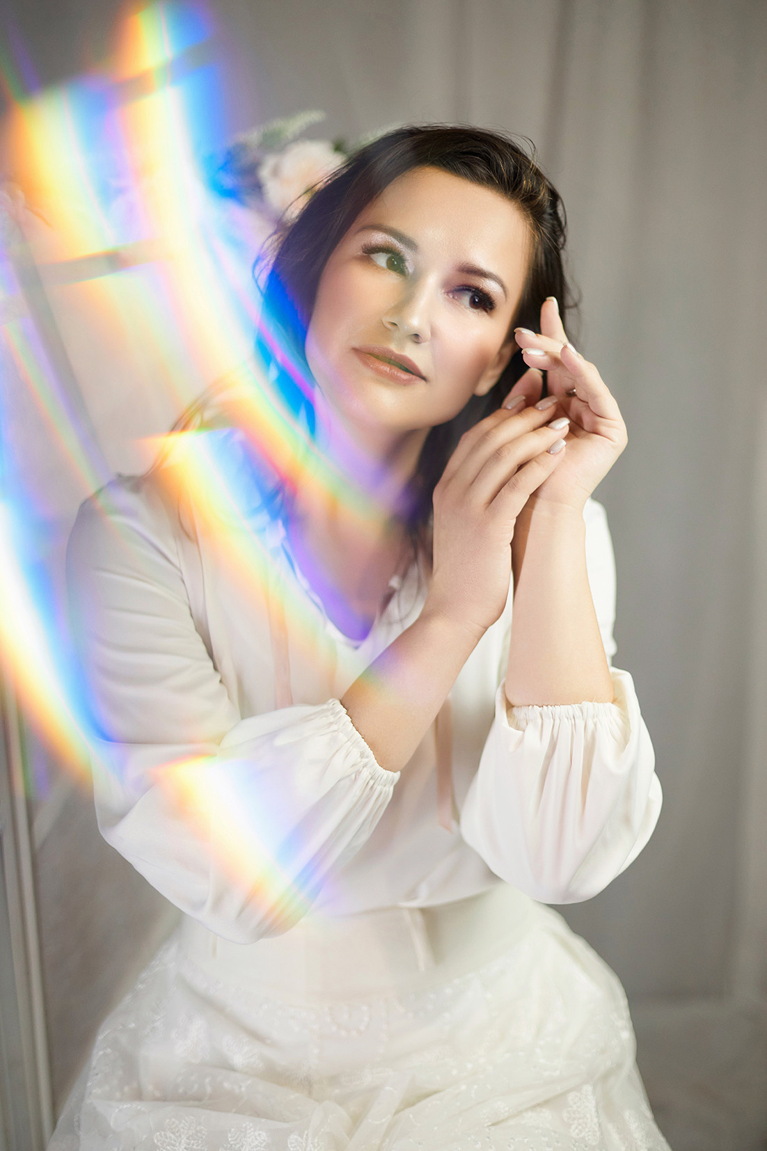 Девушка в белой одежде на нежном белом фоне. Фотограф. Тимашевск. Кубань. Краснодарский край.