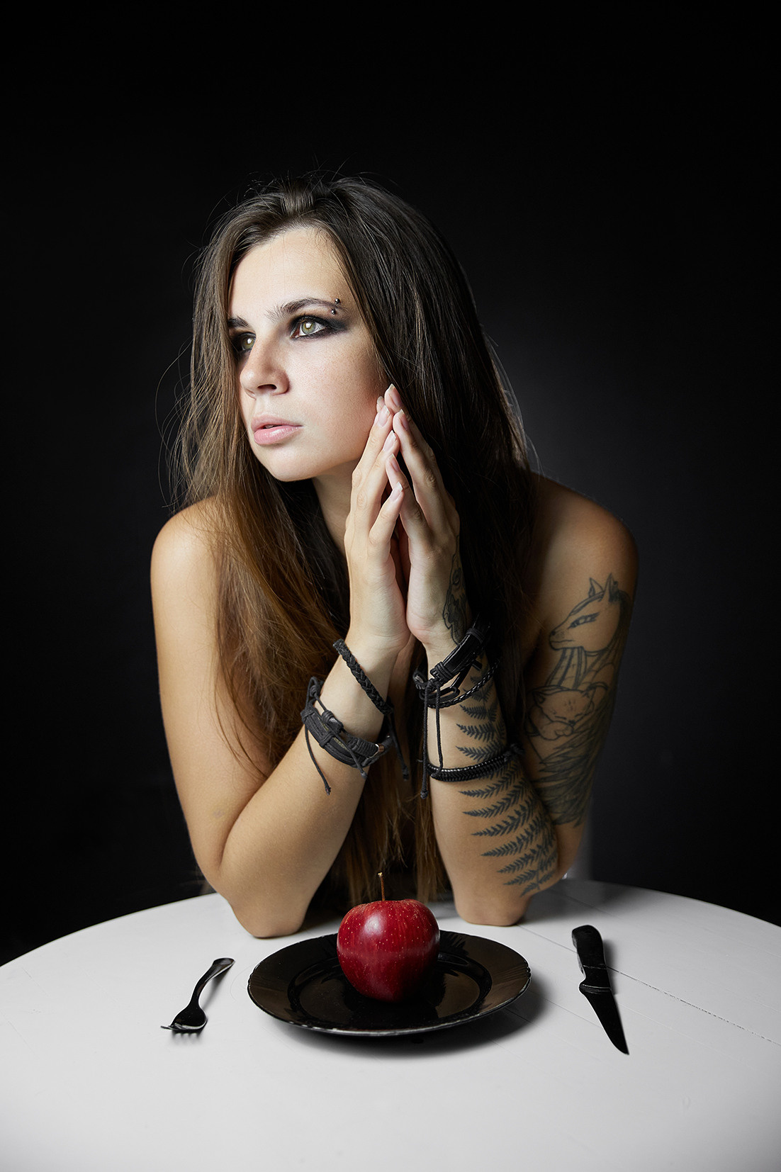 Девушка с яблоком и черной посудой на черном фоне. Фотограф. Тимашевск. Кубань. Краснодарский край. Москва. Фотограф в Москве.