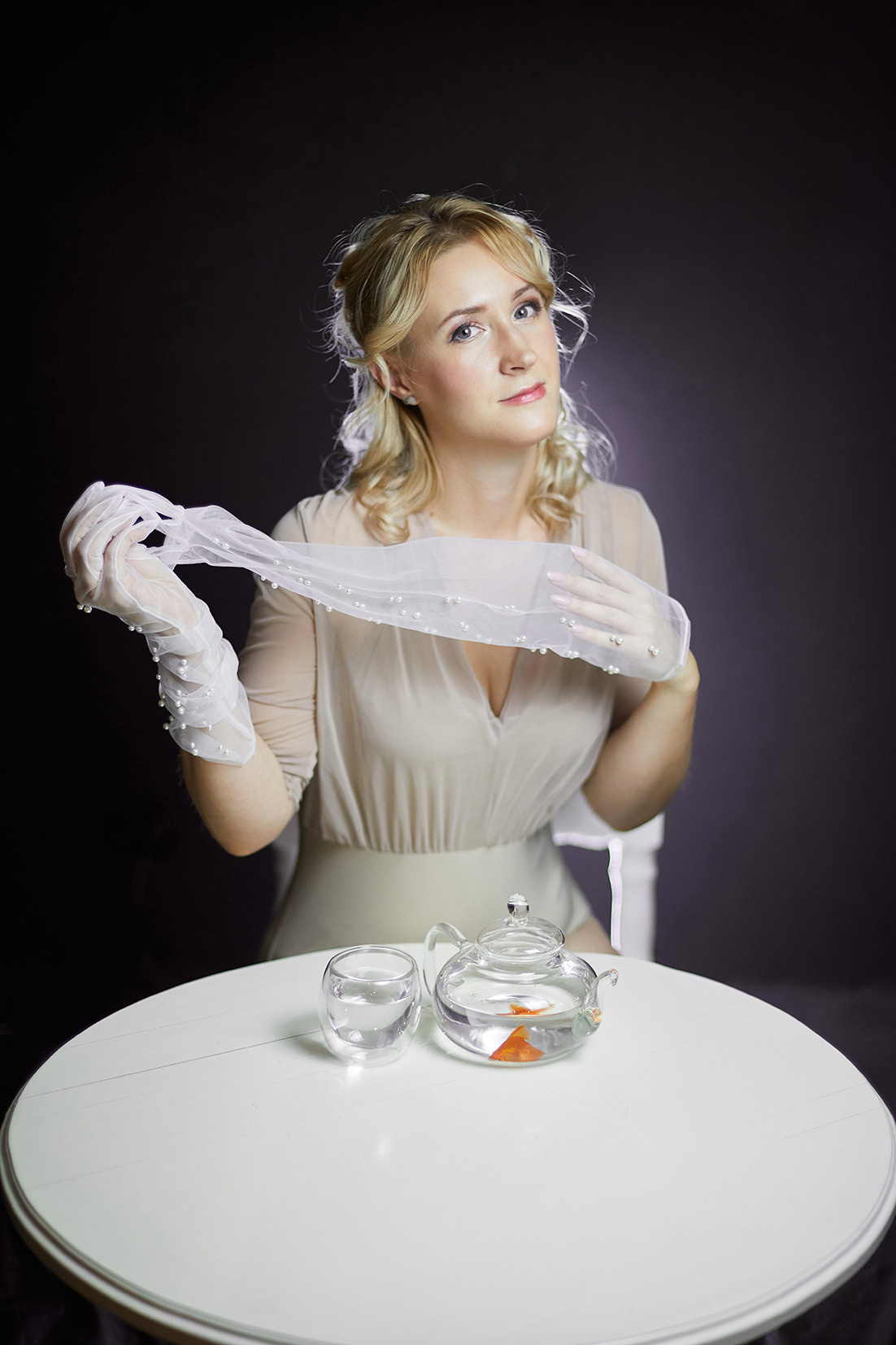 Красивая девушка с золотой рыбкой в чайнике. Фотограф. Тимашевск. Кубань. Краснодарский край. Москва. Фотограф в Москве.