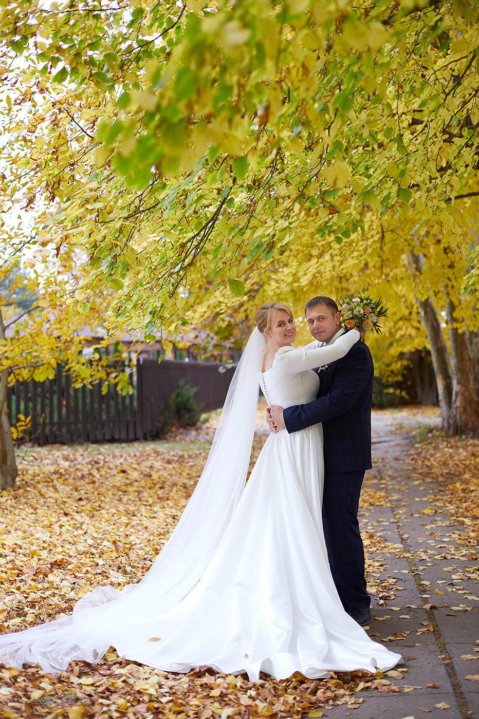 Невеста и жених обнимаются в осеннем парке. Фотограф. Тимашевск. Кубань. Краснодарский край.
