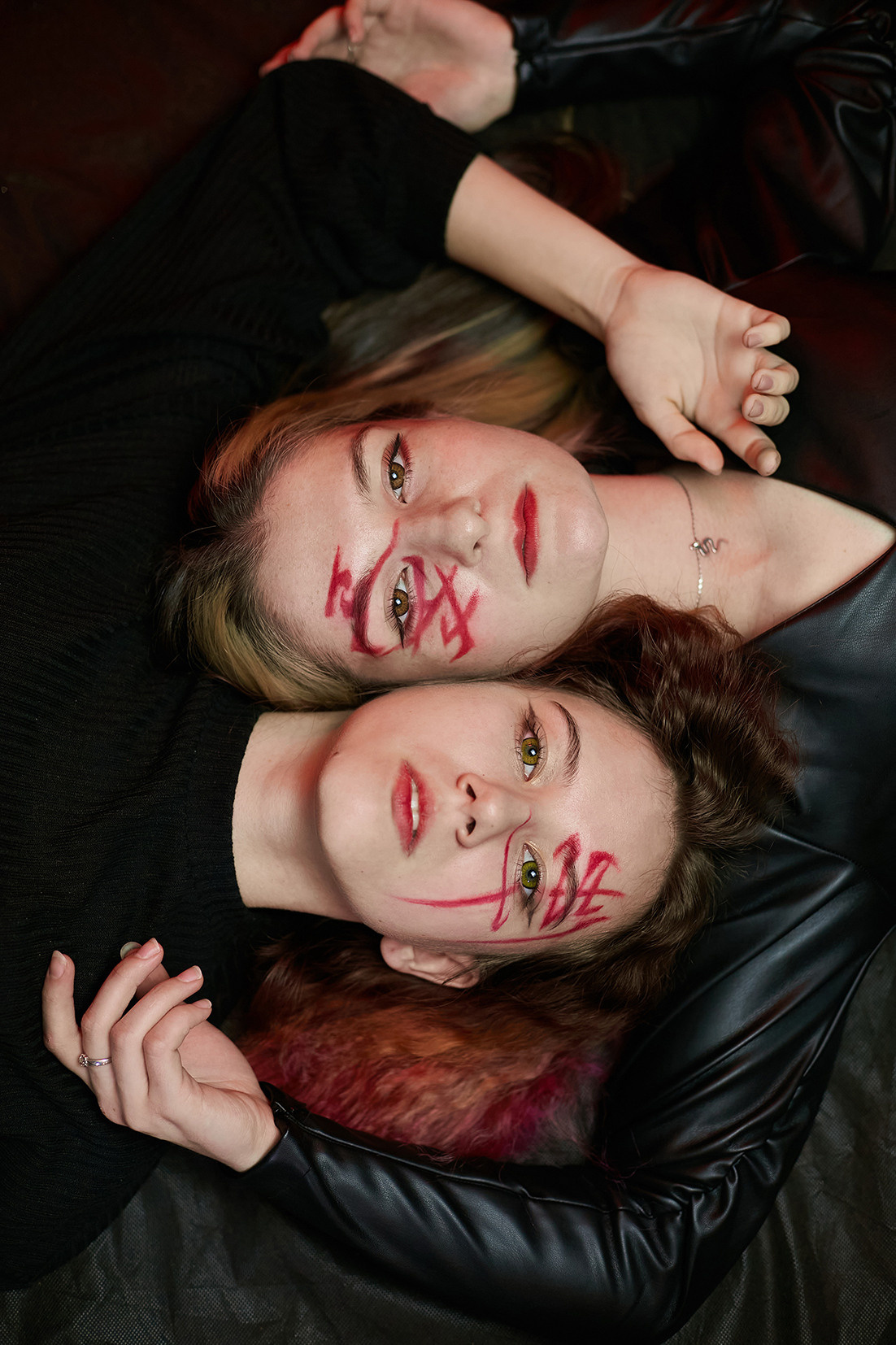 Две ведьмочки с иероглифами на лицах на черном фоне. Фотограф. Тимашевск. Кубань. Краснодарский край. Москва. Фотограф в Москве.