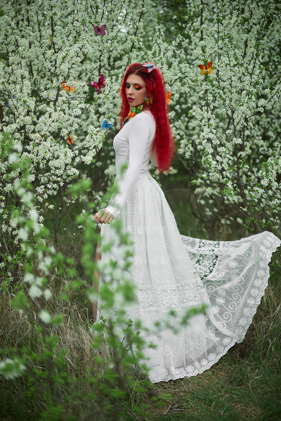Девушка с красными волосами и яркими бабочками в белом платье стоит в цветущем саду. Фотограф. Тимашевск. Кубань. Краснодарский край. Москва. Фотограф в Москве.
