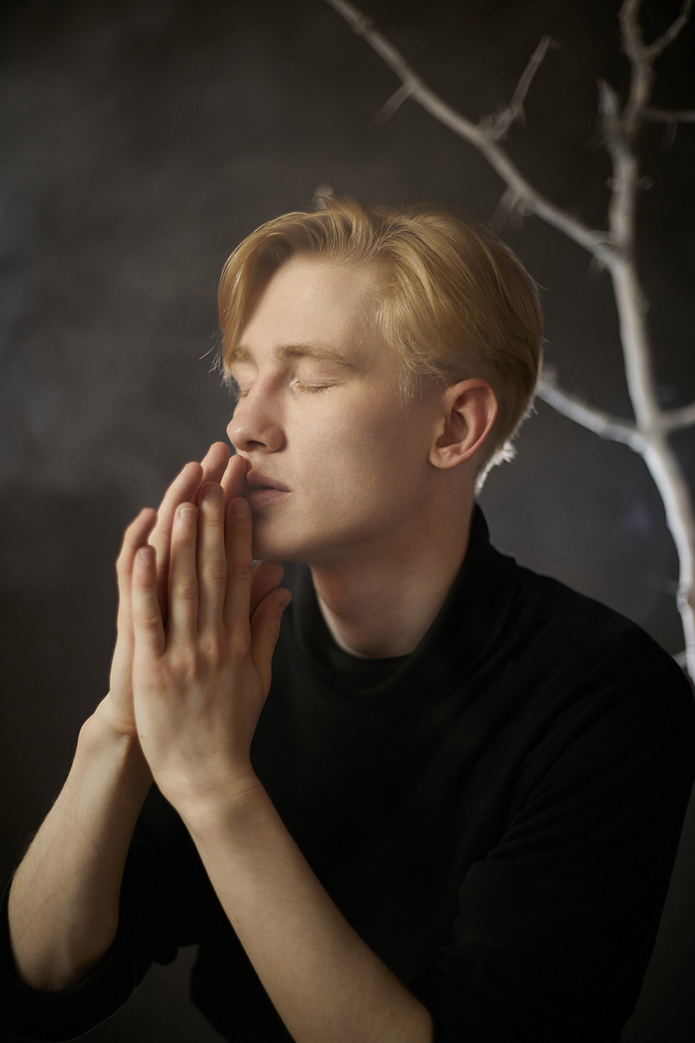 Парень сидит на фоне белого сухого дерева на черном фоне. Фотограф. Тимашевск. Кубань. Краснодарский край. Москва. Фотограф в Москве.