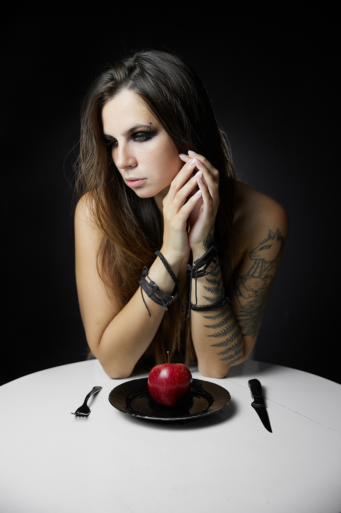 Девушка с яблоком и черной посудой на черном фоне. Фотограф. Тимашевск. Кубань. Краснодарский край. Москва. Фотограф в Москве.