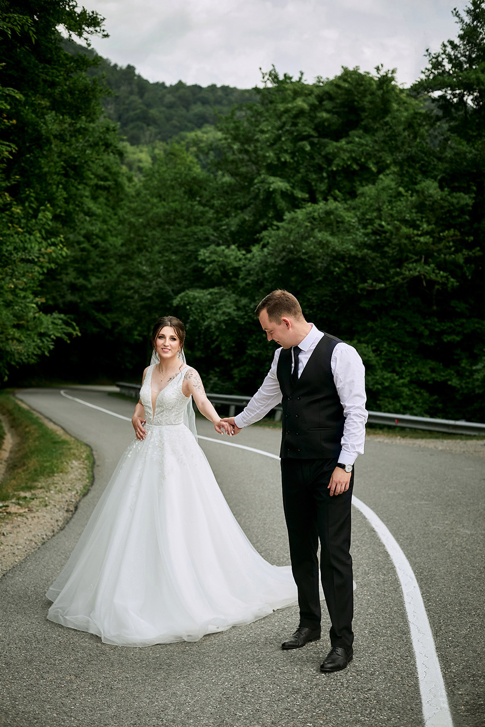 Невеста и жених идут вдоль горной дороги. Фотограф. Тимашевск. Кубань. Краснодарский край.