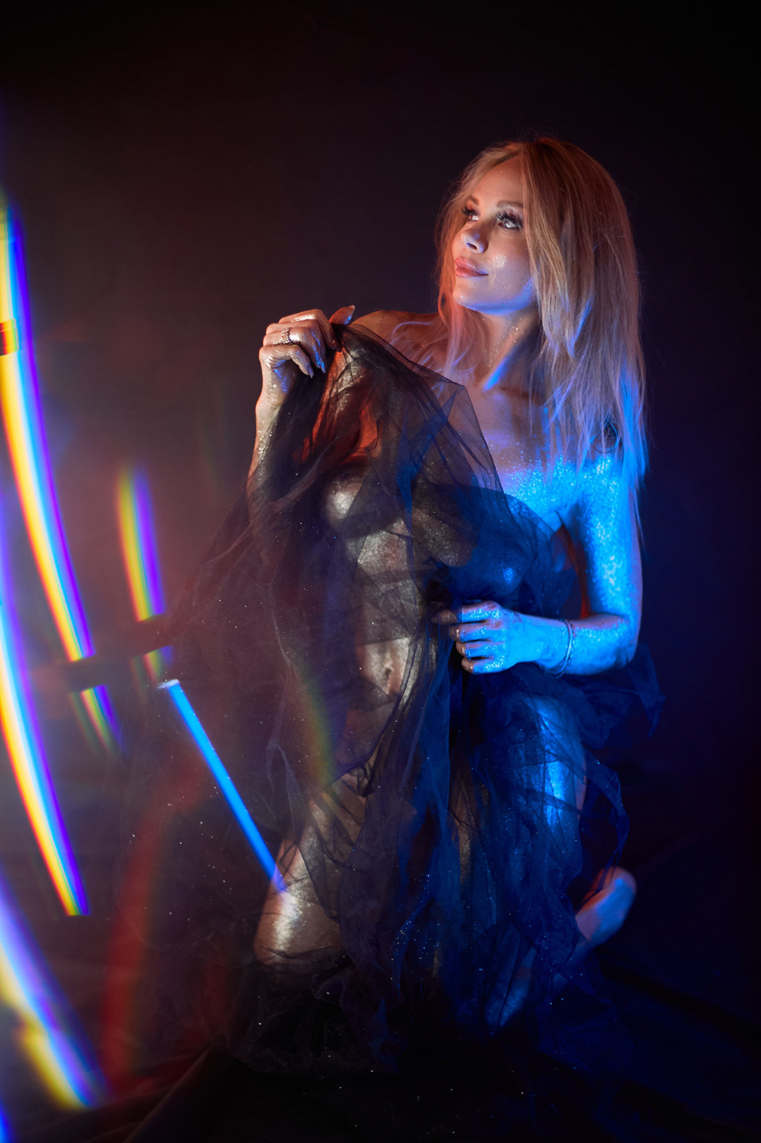 Красивая обнаженная девушка с золотым блеском на коже на черном фоне. Фотограф. Тимашевск. Кубань. Краснодарский край. Москва. Фотограф в Москве.