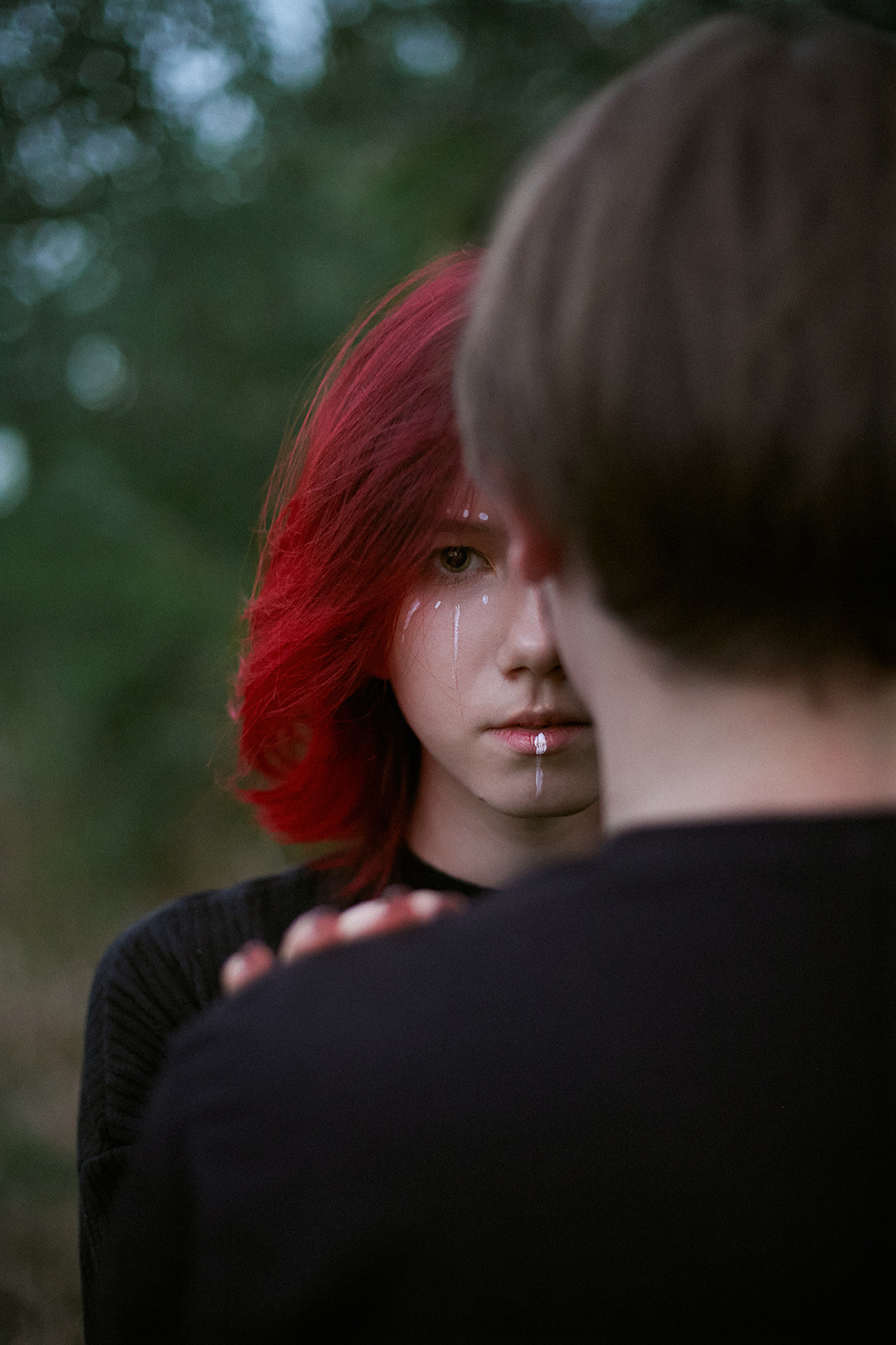 Девушка с красными волосами смотрит из-за плеча парня. Фотограф. Тимашевск. Кубань. Краснодарский край.