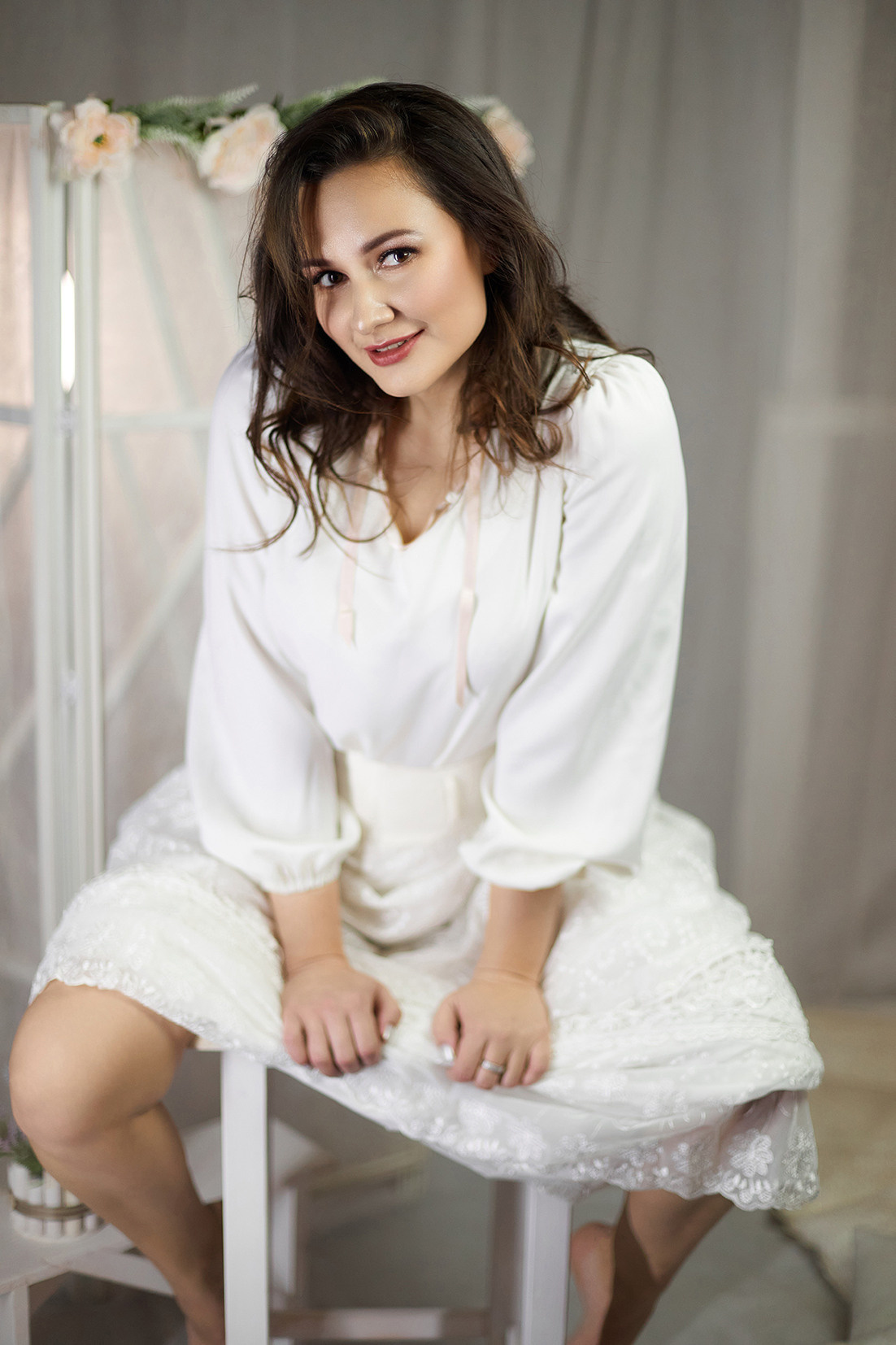 Девушка в белой одежде на нежном белом фоне. Фотограф. Тимашевск. Кубань. Краснодарский край.