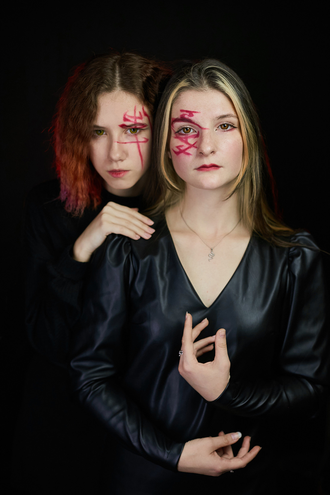 Две ведьмочки с иероглифами на лицах на черном фоне. Фотограф. Тимашевск. Кубань. Краснодарский край. Москва. Фотограф в Москве.