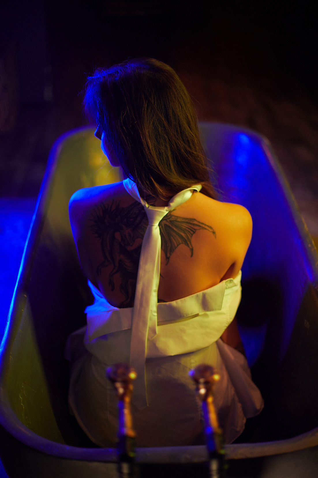 Девушка курит в пустой серой ванне. Фотограф. Тимашевск. Кубань. Краснодарский край. Москва. Фотограф в Москве.