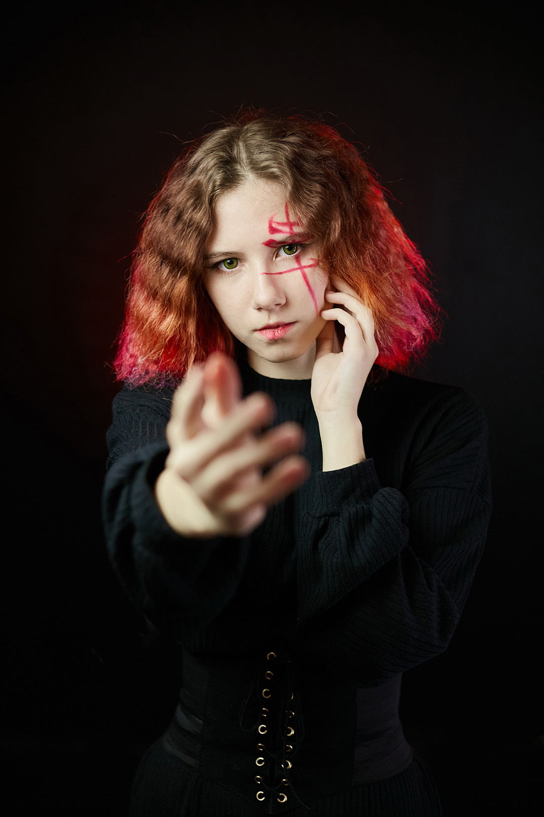 Девушка с красными волосами и иероглифами на лице на черном фоне. Фотограф. Тимашевск. Кубань. Краснодарский край. Москва. Фотограф в Москве.