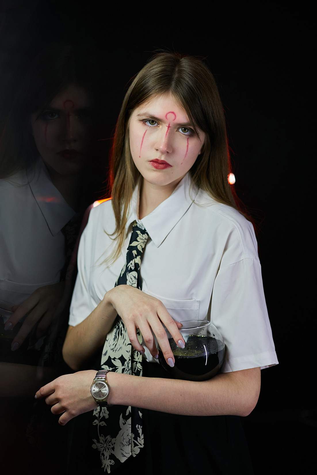 Девушка-призрак с иероглифами на лице на черном фоне. Фотограф. Тимашевск. Кубань. Краснодарский край. Москва. Фотограф в Москве.