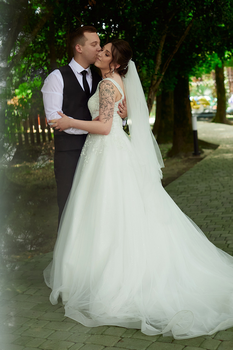 Невеста и жених обнимаются в парке. Фотограф. Тимашевск. Кубань. Краснодарский край.