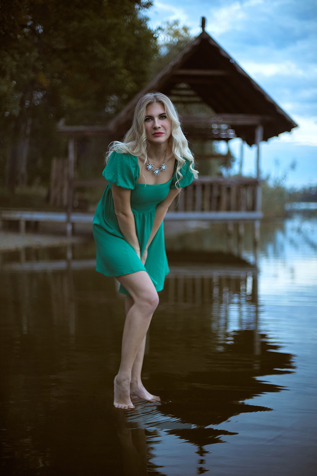 Девушка в зеленом платье стоит на закате на воде в реке. Фотограф. Тимашевск. Кубань. Краснодарский край. Москва. Фотограф в Москве.