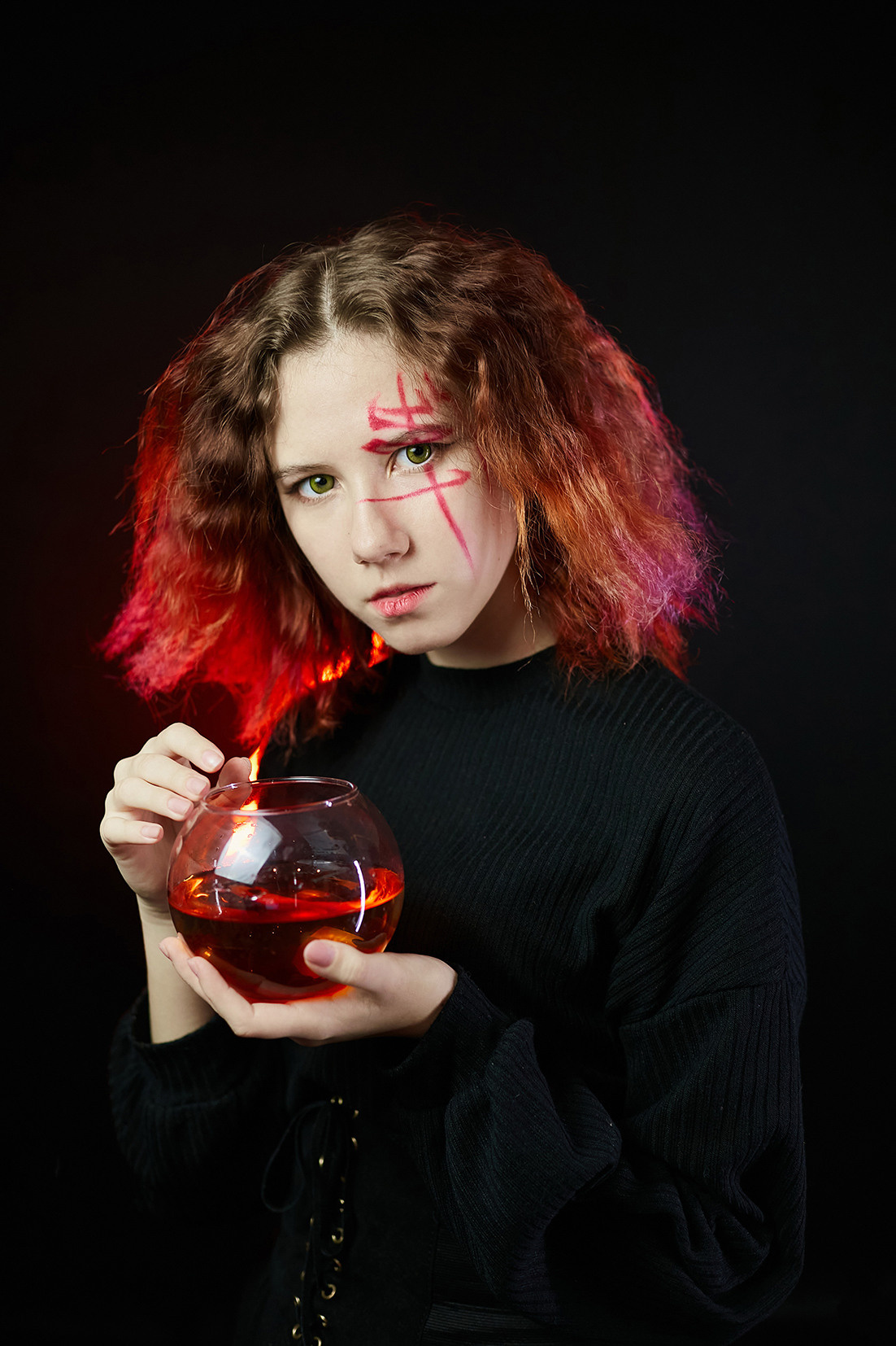 Девушка с красными волосами и иероглифами на лице на черном фоне. Фотограф. Тимашевск. Кубань. Краснодарский край. Москва. Фотограф в Москве.