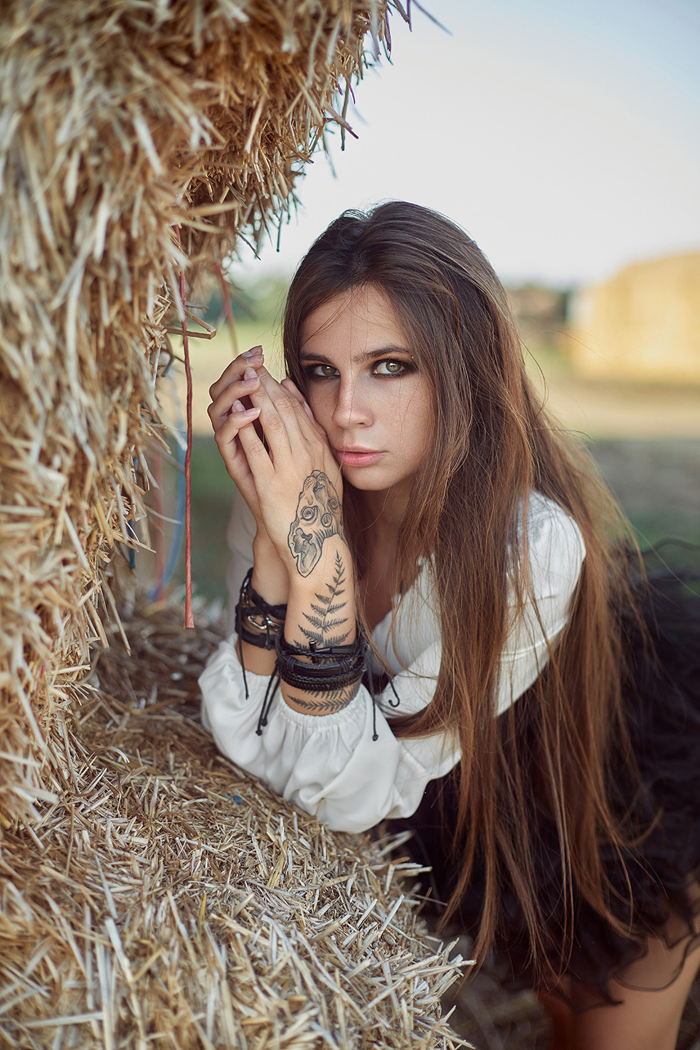 Лавстори в соломе во время заката. Девушка в соломе. Романтика. Фотограф. Тимашевск. Кубань. Краснодарский край.