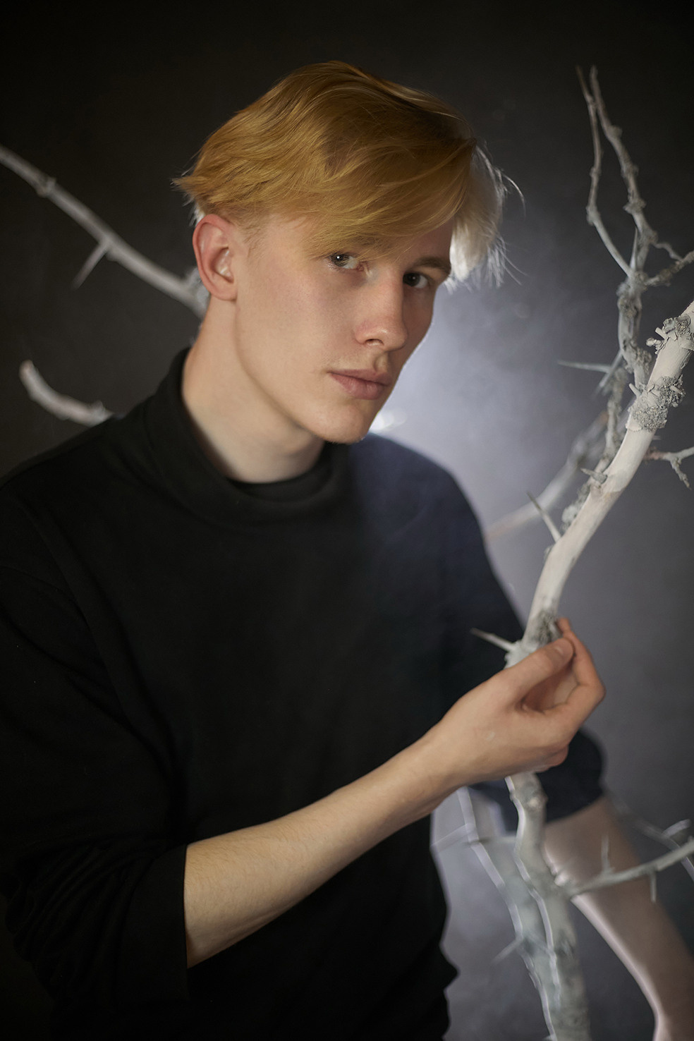 Парень стоит возле белого сухого дерева на черном фоне. Фотограф. Тимашевск. Кубань. Краснодарский край. Москва. Фотограф в Москве.