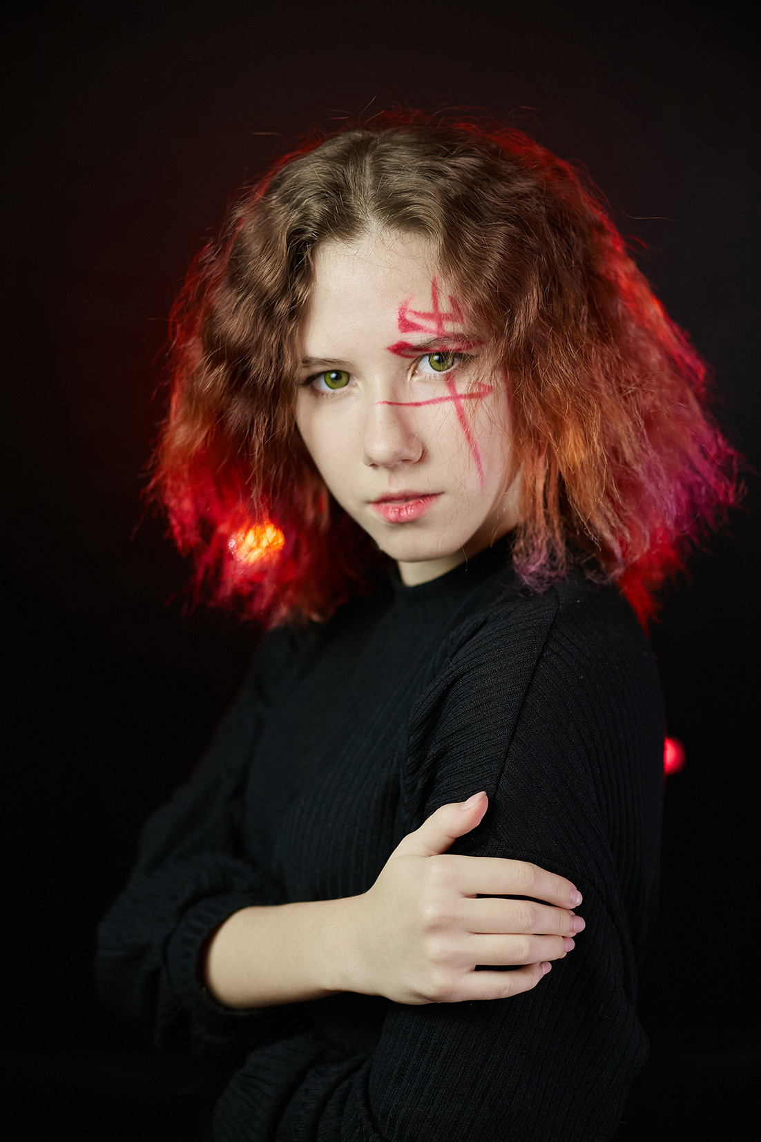 Девушка с красными волосами и иероглифами на лице на черном фоне. Фотограф. Тимашевск. Кубань. Краснодарский край. Москва. Фотограф в Москве.