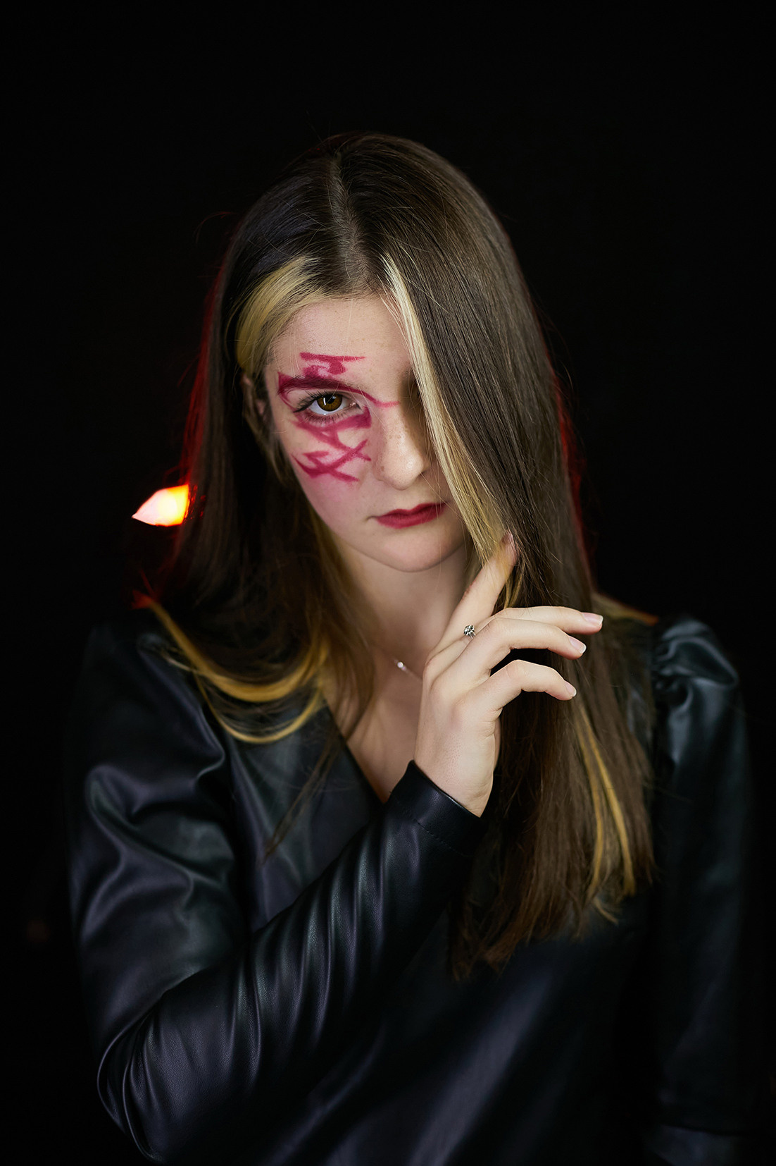 Ведьмочка с красными иероглифами на лице на черном фоне. Фотограф. Тимашевск. Кубань. Краснодарский край. Москва. Фотограф в Москве.