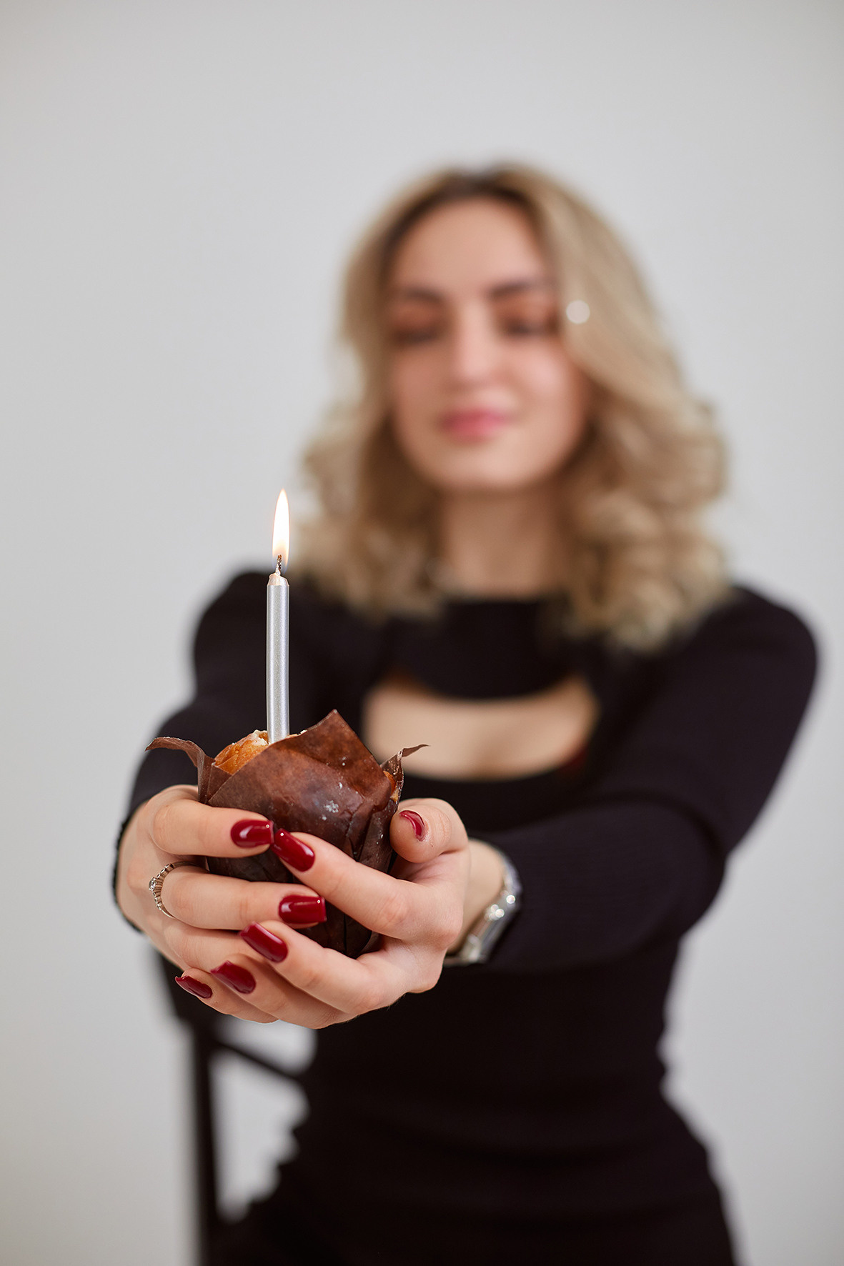Студийный портрет девушки. Девушка в черной одежде держит кексик со свечкой. Фотограф. Тимашевск. Кубань. Краснодарский край.