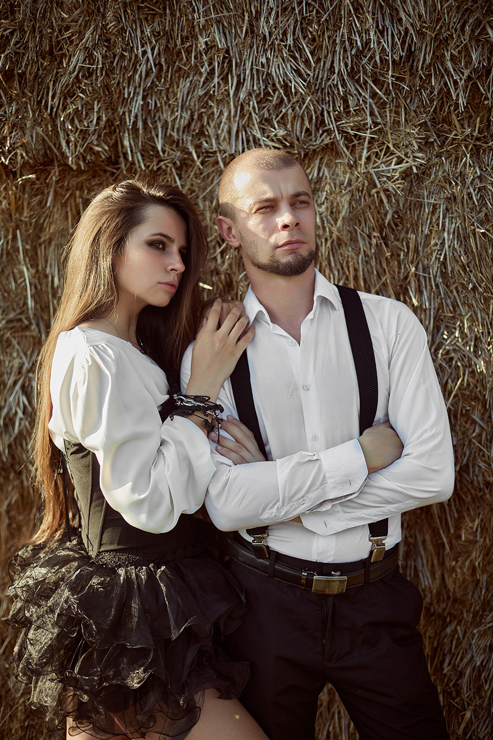 Лавстори в соломе во время заката. Парень и девушка нежно обнимаются в соломе на закате. Романтика. Фотограф. Тимашевск. Кубань. Краснодарский край.