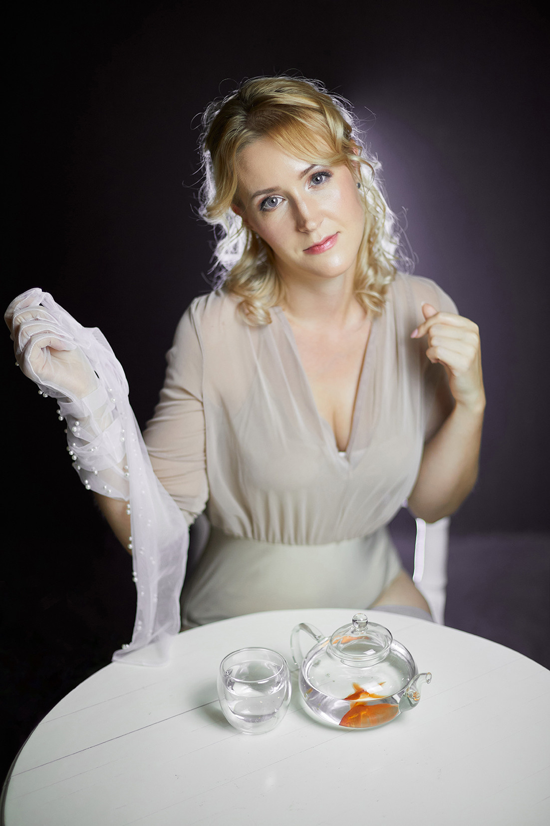 Красивая девушка с золотой рыбкой в чайнике. Фотограф. Тимашевск. Кубань. Краснодарский край. Москва. Фотограф в Москве.