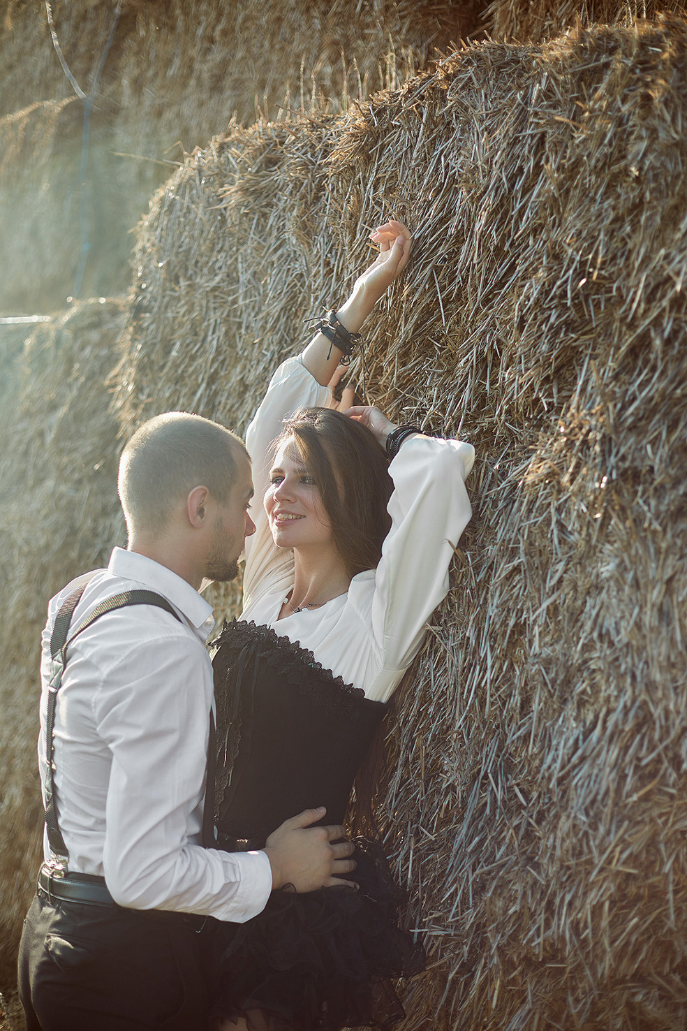 Лавстори в соломе во время заката. Парень и девушка нежно обнимаются в соломе на закате. Романтика. Фотограф. Тимашевск. Кубань. Краснодарский край.