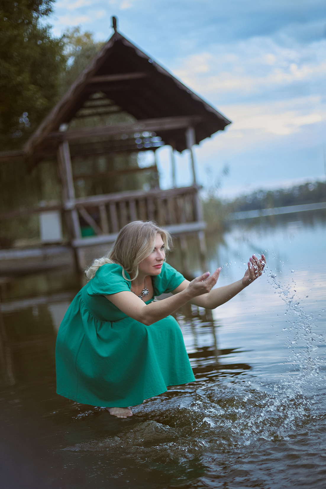 Девушка в зеленом платье плещется в воде в реке. Фотограф. Тимашевск. Кубань. Краснодарский край. Москва. Фотограф в Москве.