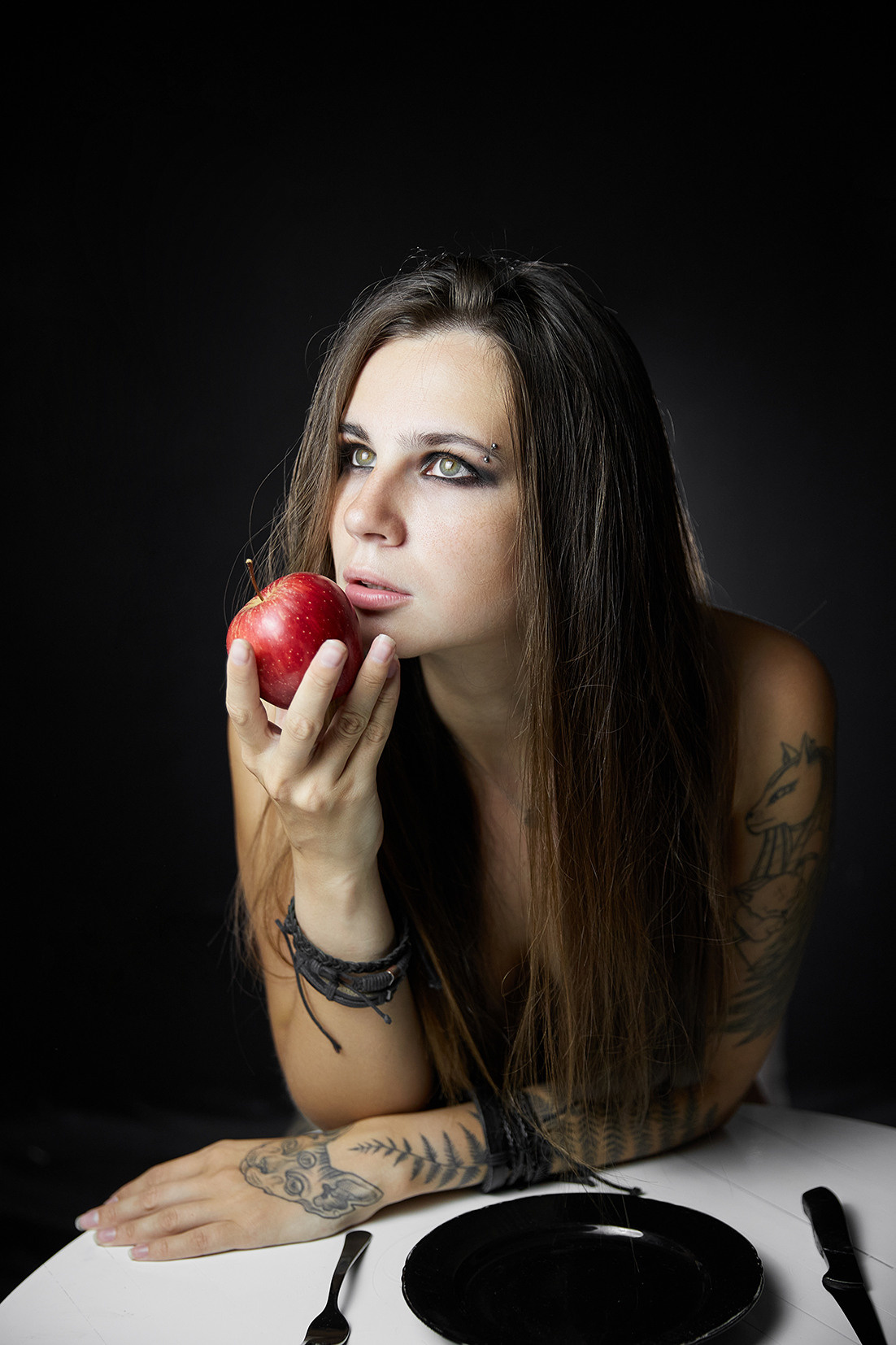 Девушка с яблоком и черной посудой на черном фоне. Фотограф. Тимашевск. Кубань. Краснодарский край. Москва. Фотограф в Москве.