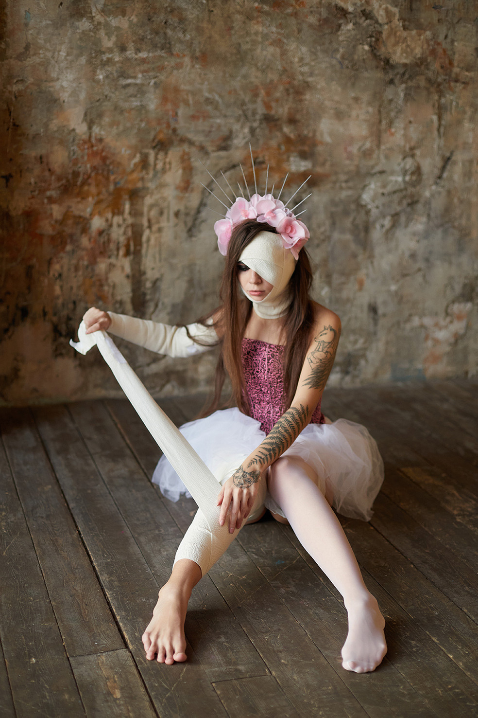 Девушка в образе сломанной куклы снимает бинты. Преображение. Искусство. Фотограф. Тимашевск. Кубань. Краснодарский край. Москва. Фотограф в Москве.