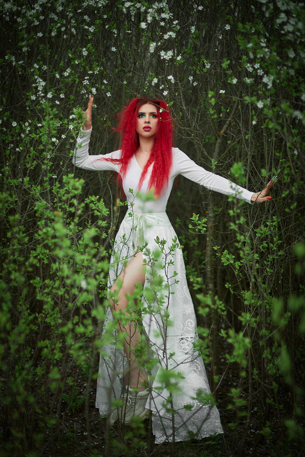 Девушка с красными волосами в белом платье стоит в цветущем саду. Фотограф. Тимашевск. Кубань. Краснодарский край. Москва. Фотограф в Москве.