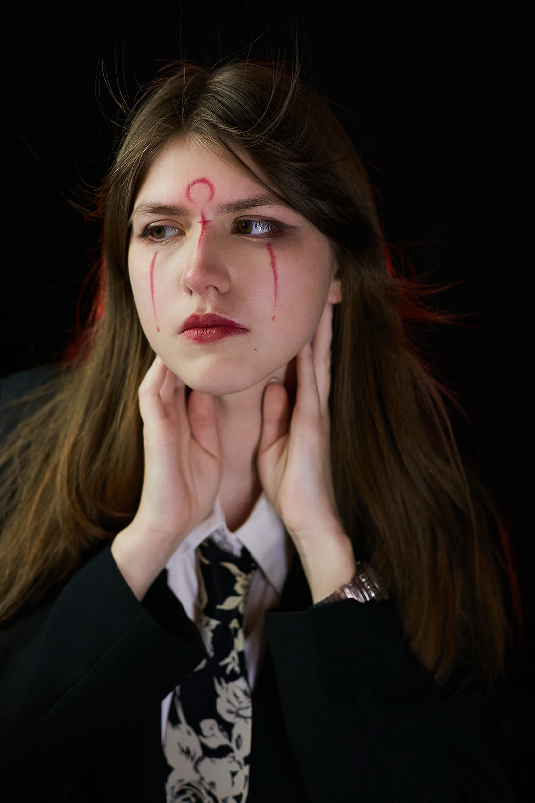 Девушка-призрак с иероглифами на лице на черном фоне. Фотограф. Тимашевск. Кубань. Краснодарский край. Москва. Фотограф в Москве.