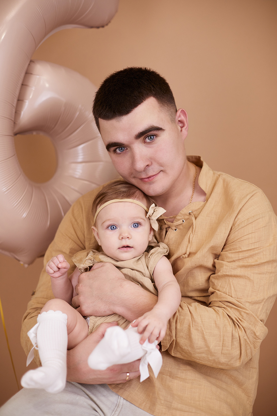 Студийный семейный портрет. Папа и малышка на бежевом фоне. Фотограф. Тимашевск. Кубань. Краснодарский край.