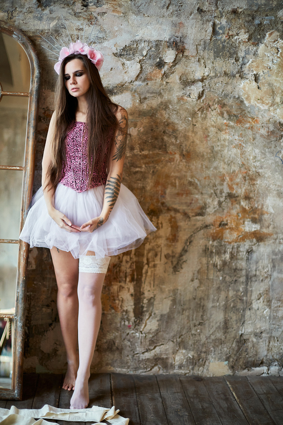 Девушка в образе куклы стоит у стены. Преображение. Искусство. Фотограф. Тимашевск. Кубань. Краснодарский край. Москва. Фотограф в Москве.