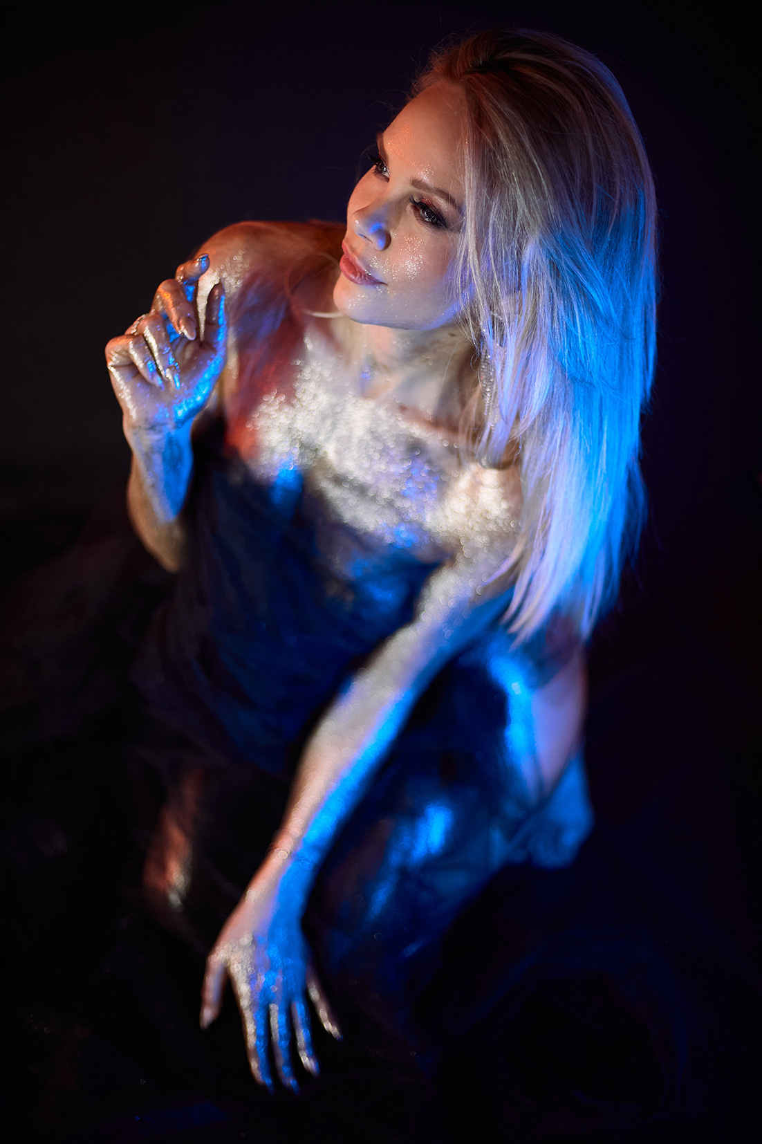 Красивая обнаженная девушка с золотым блеском на коже на черном фоне. Фотограф. Тимашевск. Кубань. Краснодарский край. Москва. Фотограф в Москве.